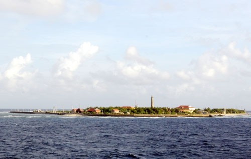Đảo Song Tử Tây hiện lên xanh mướt giữa biển trời bao la